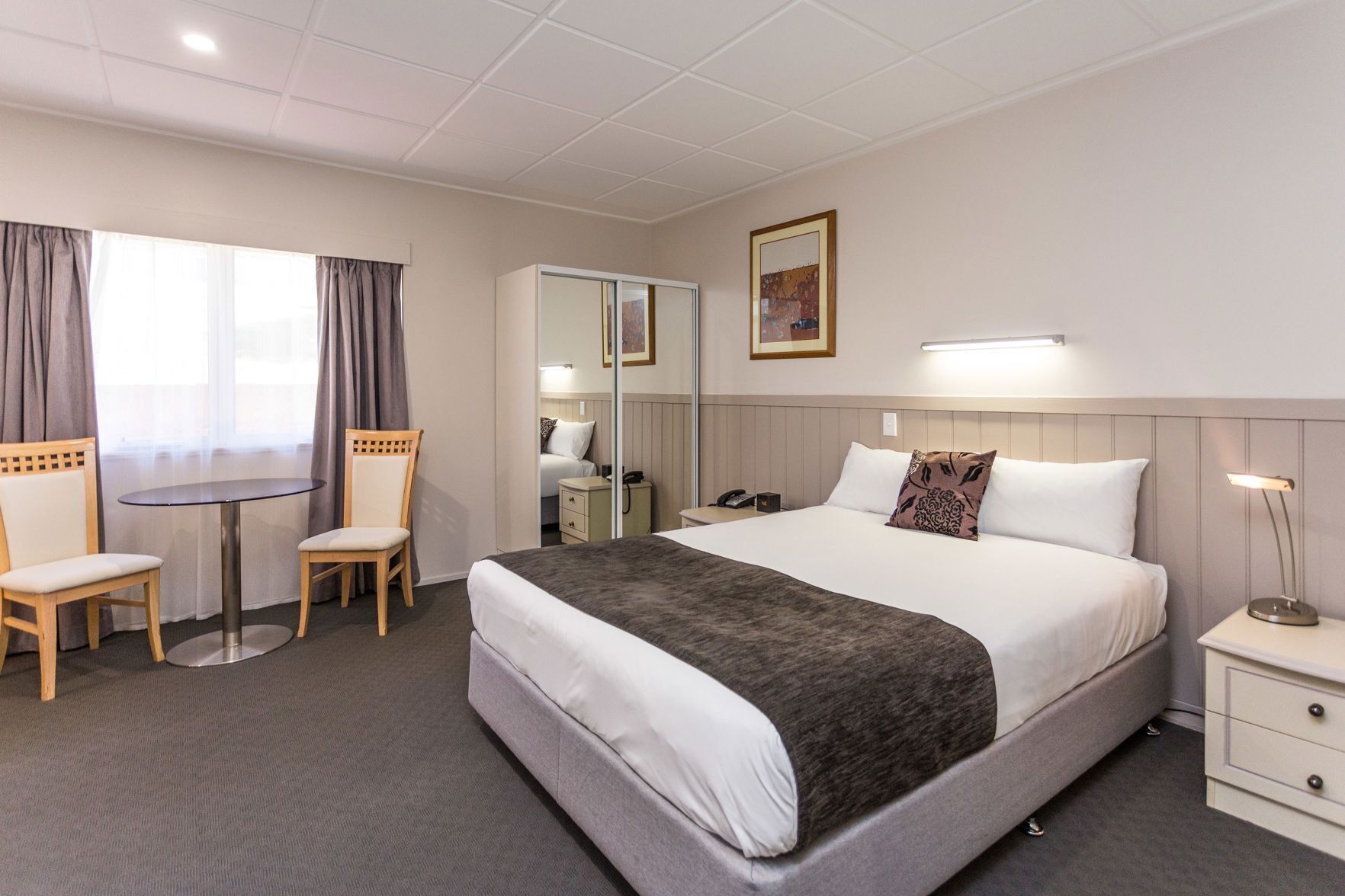 Meja kerja, tirai kedap cahaya, setrika/meja setrika, dan Wi-Fi gratis