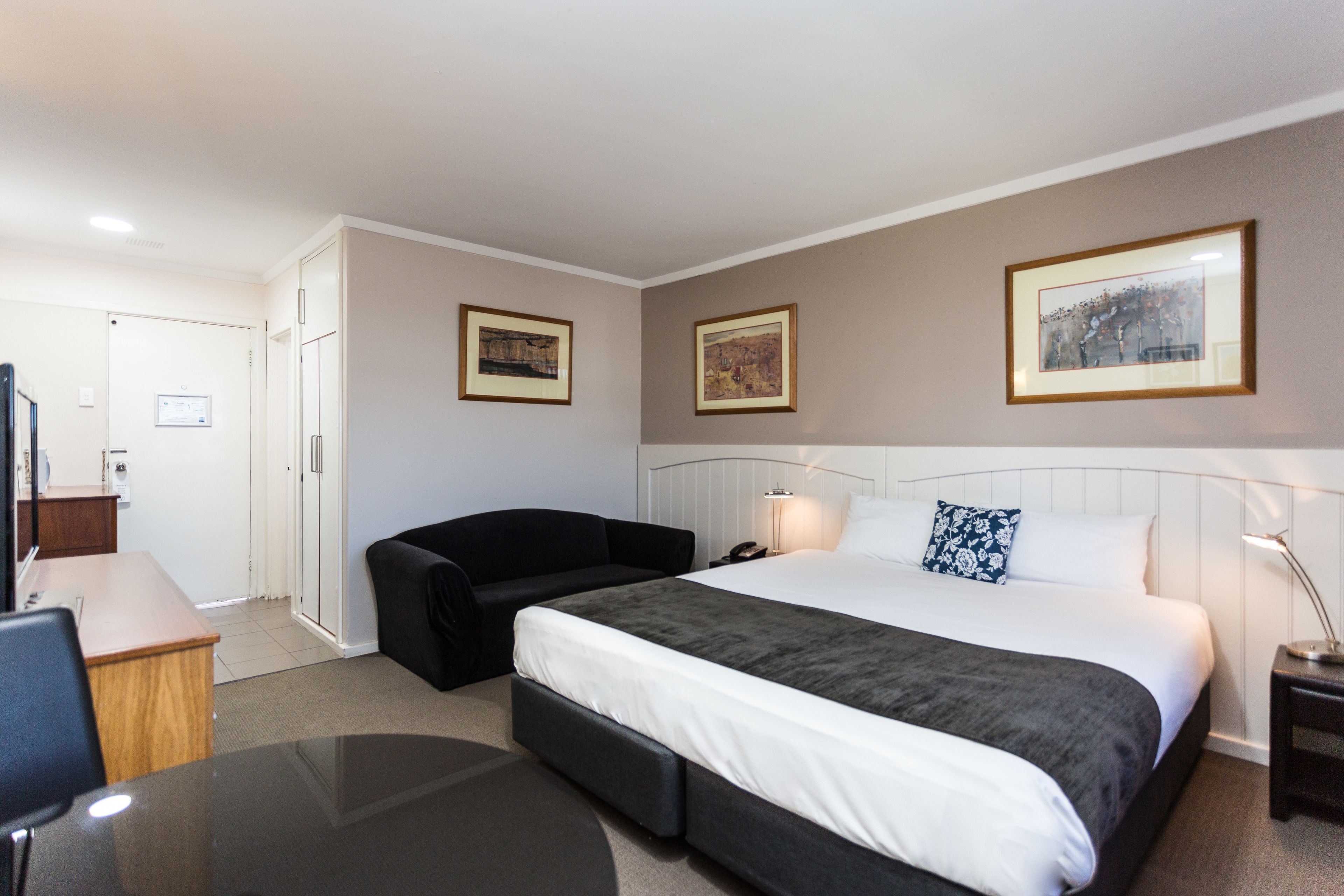 Corporate King  | Desk, blackout drapes, iron/ironing board, free WiFi