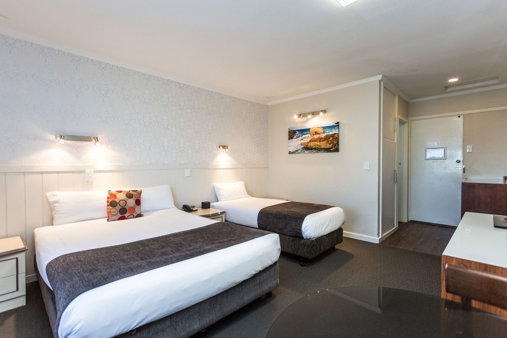 Meja kerja, tirai kedap cahaya, setrika/meja setrika, dan Wi-Fi gratis