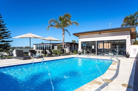 Piscina externa, espreguiçadeiras. Country Comfort Amity Motel