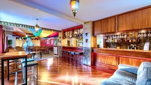 Angolo bar con mobili in legno e pavimento lucidato.