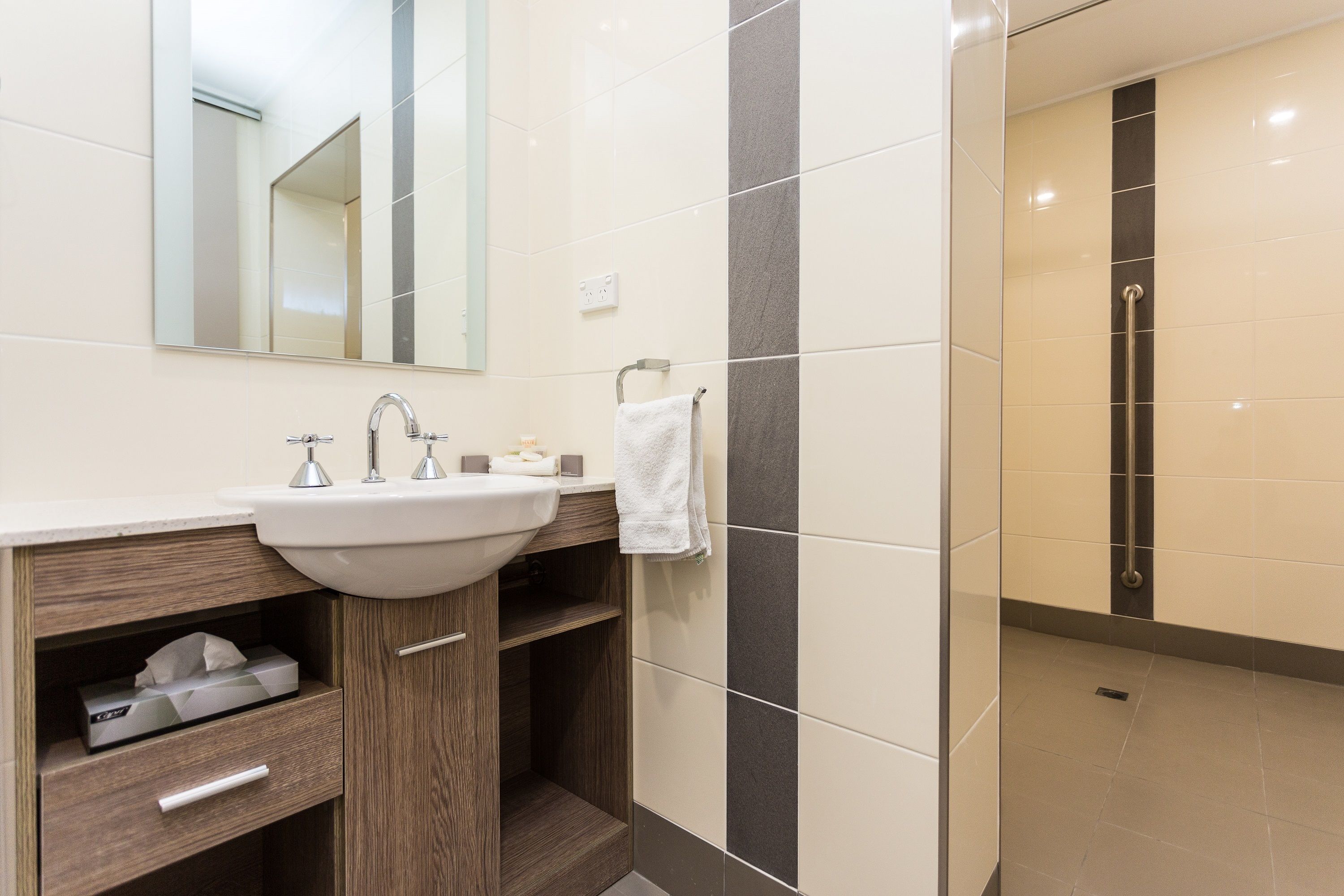 Studio | Kylpyhuone | Suihku, ilmaiset hygieniatuotteet, hiustenkuivaaja, pyyhkeet