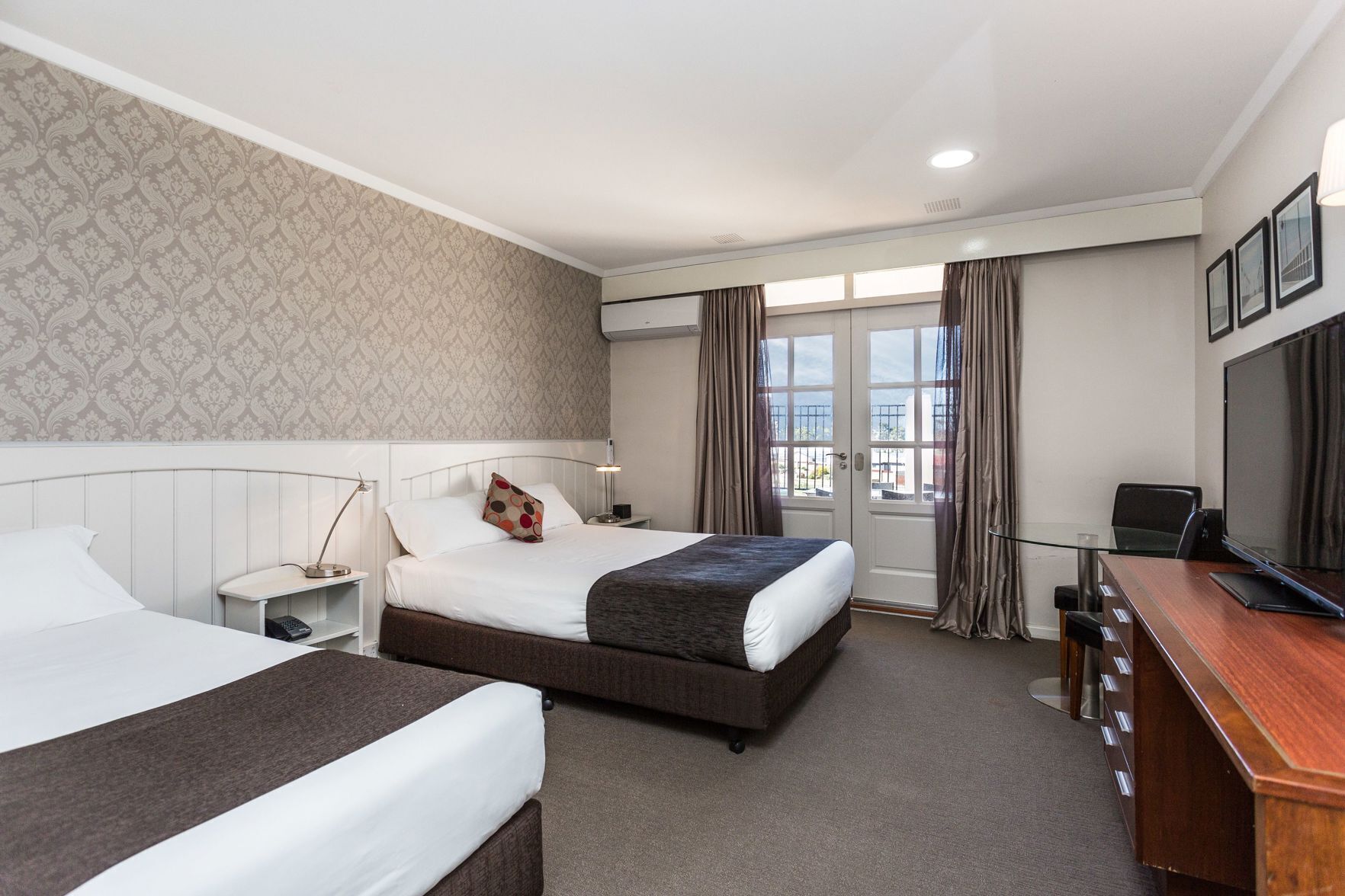 Meja kerja, tirai kedap cahaya, setrika/meja setrika, dan Wi-Fi gratis