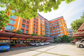 Tempat letak kenderaan sendiri percuma 