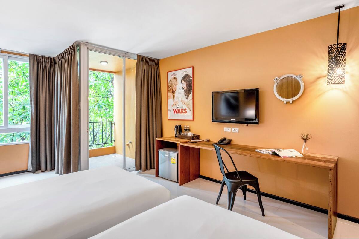Pillowtop beds, in-room safe, desk, blackout drapes