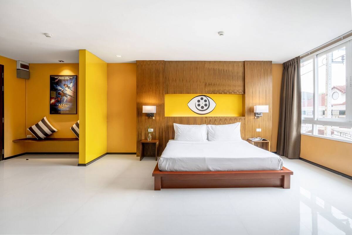 Pillowtop beds, in-room safe, desk, blackout drapes