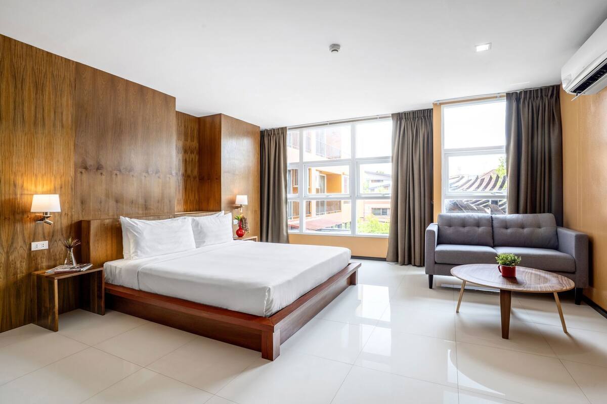 Camas com colchões pillow-top, cofres nos quartos, escrivaninha