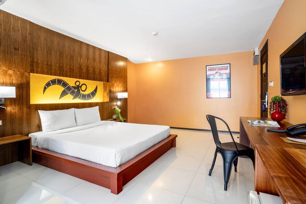 Pillowtop beds, in-room safe, desk, blackout drapes