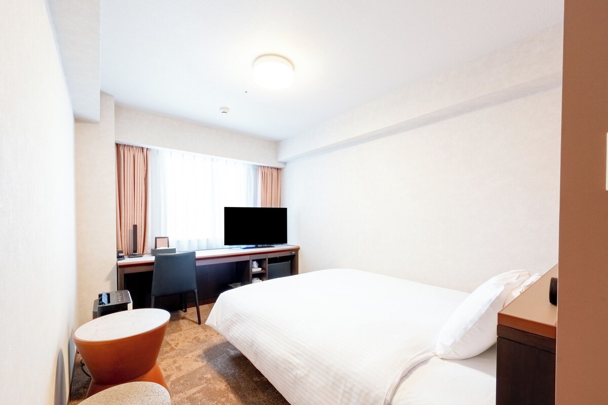 Blackout curtains, free WiFi, bed sheets
