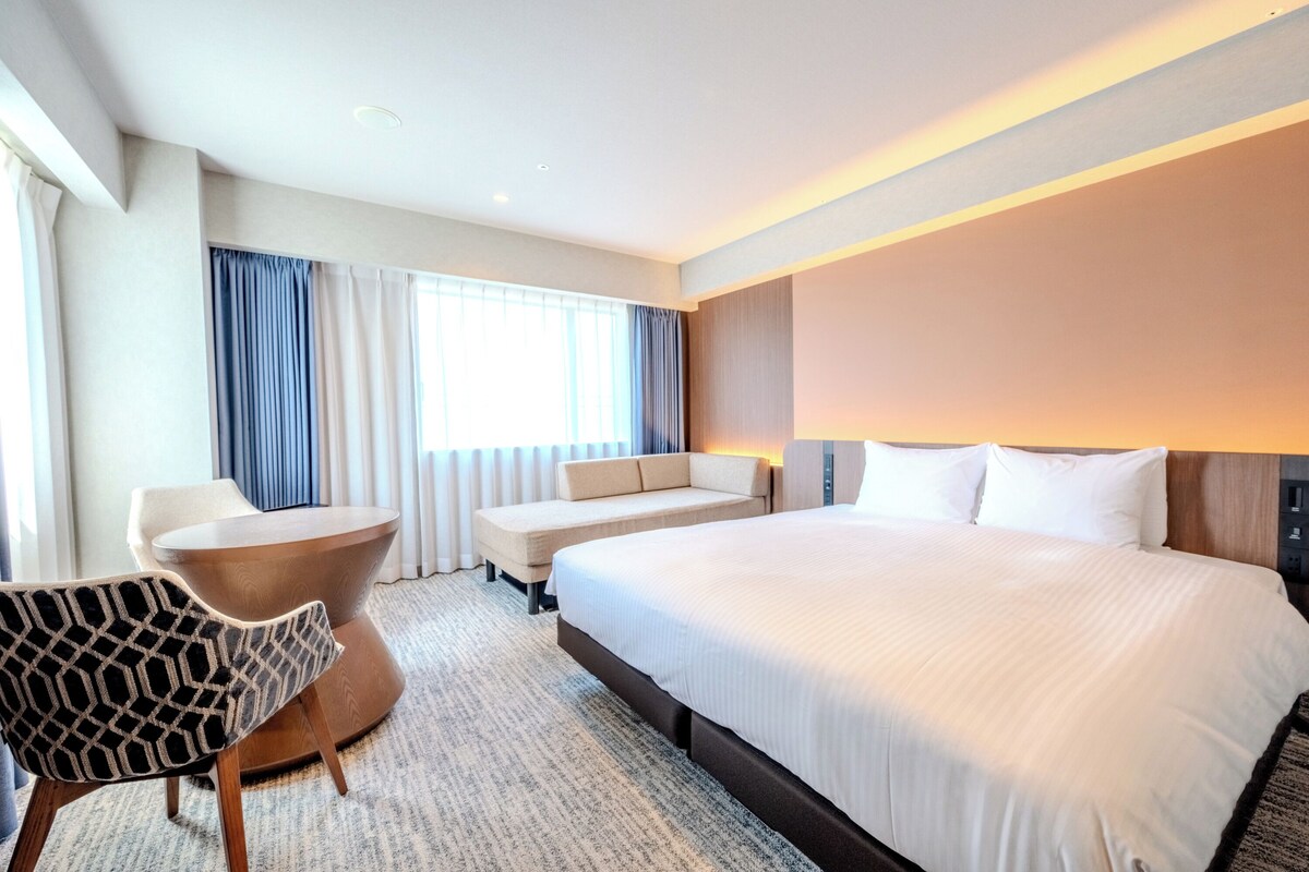 Blackout curtains, free WiFi, bed sheets