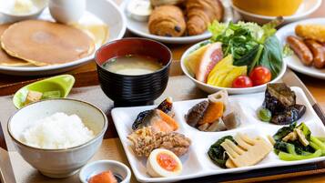 Daily buffet breakfast (JPY 2500 per person)