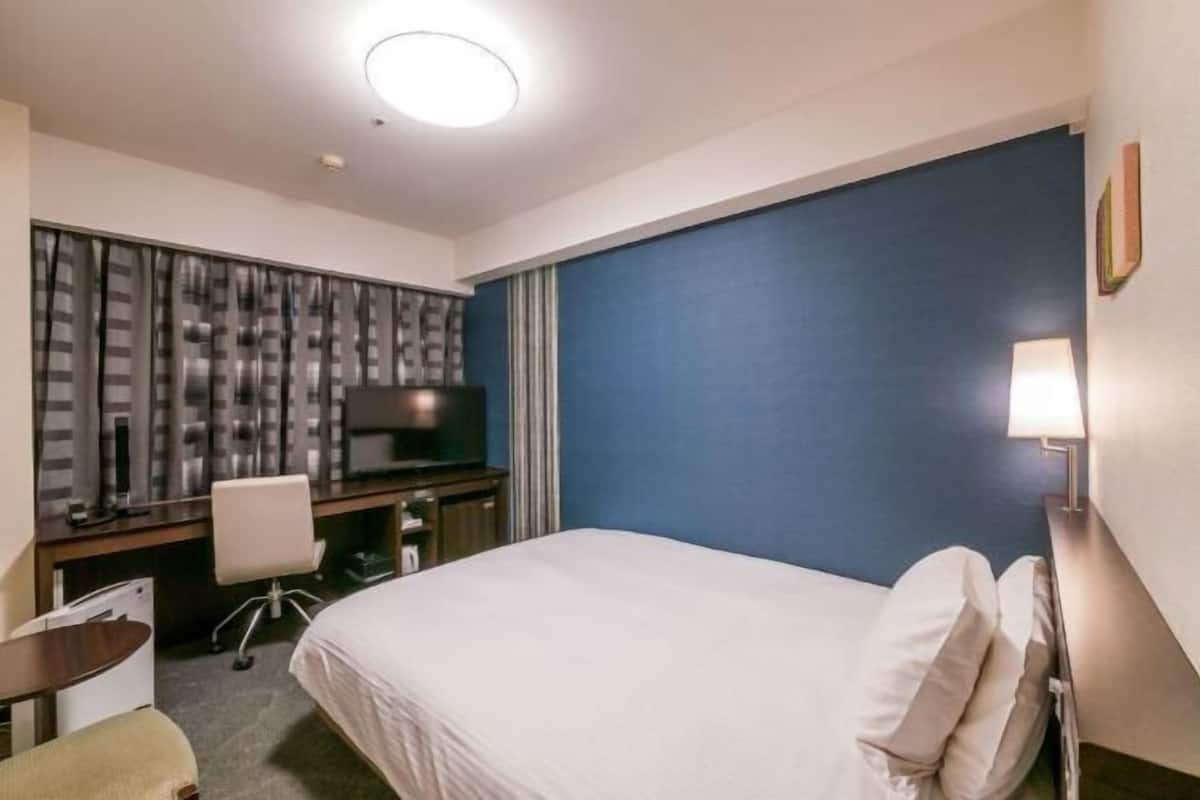 Desk, blackout curtains, free WiFi, bed sheets