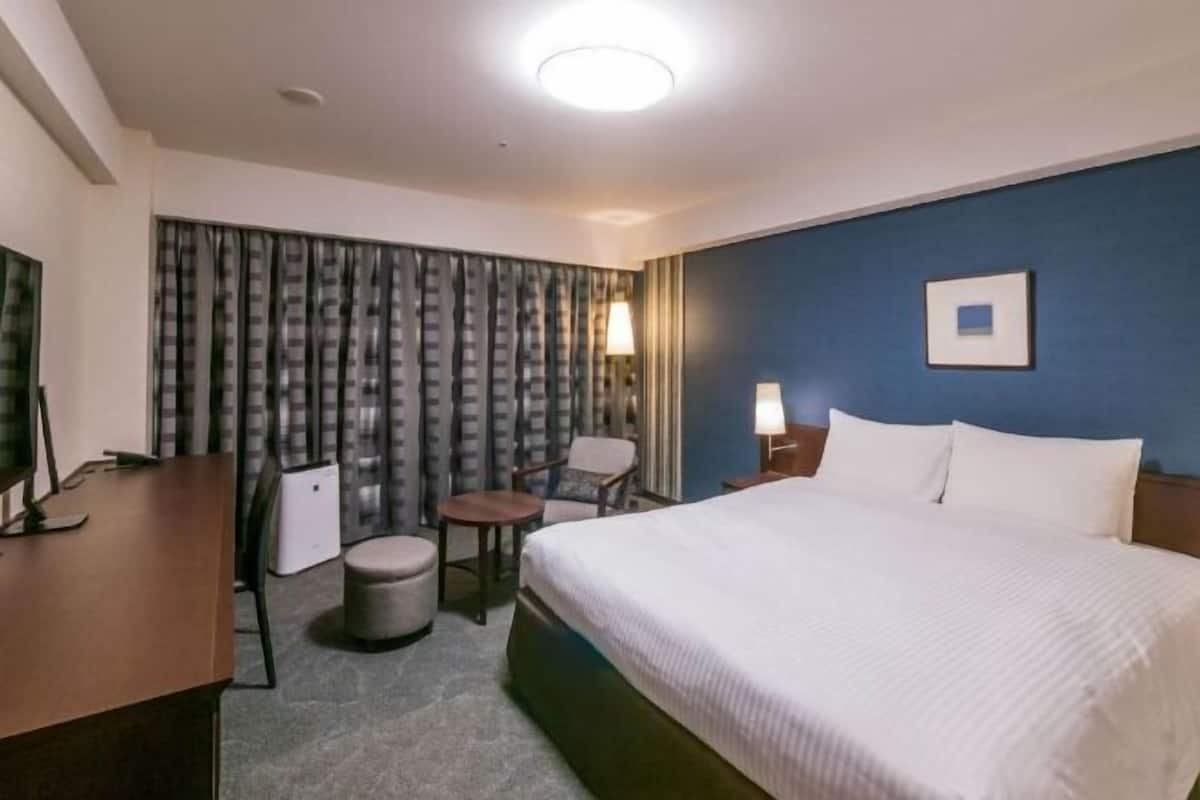 Desk, blackout curtains, free WiFi, bed sheets