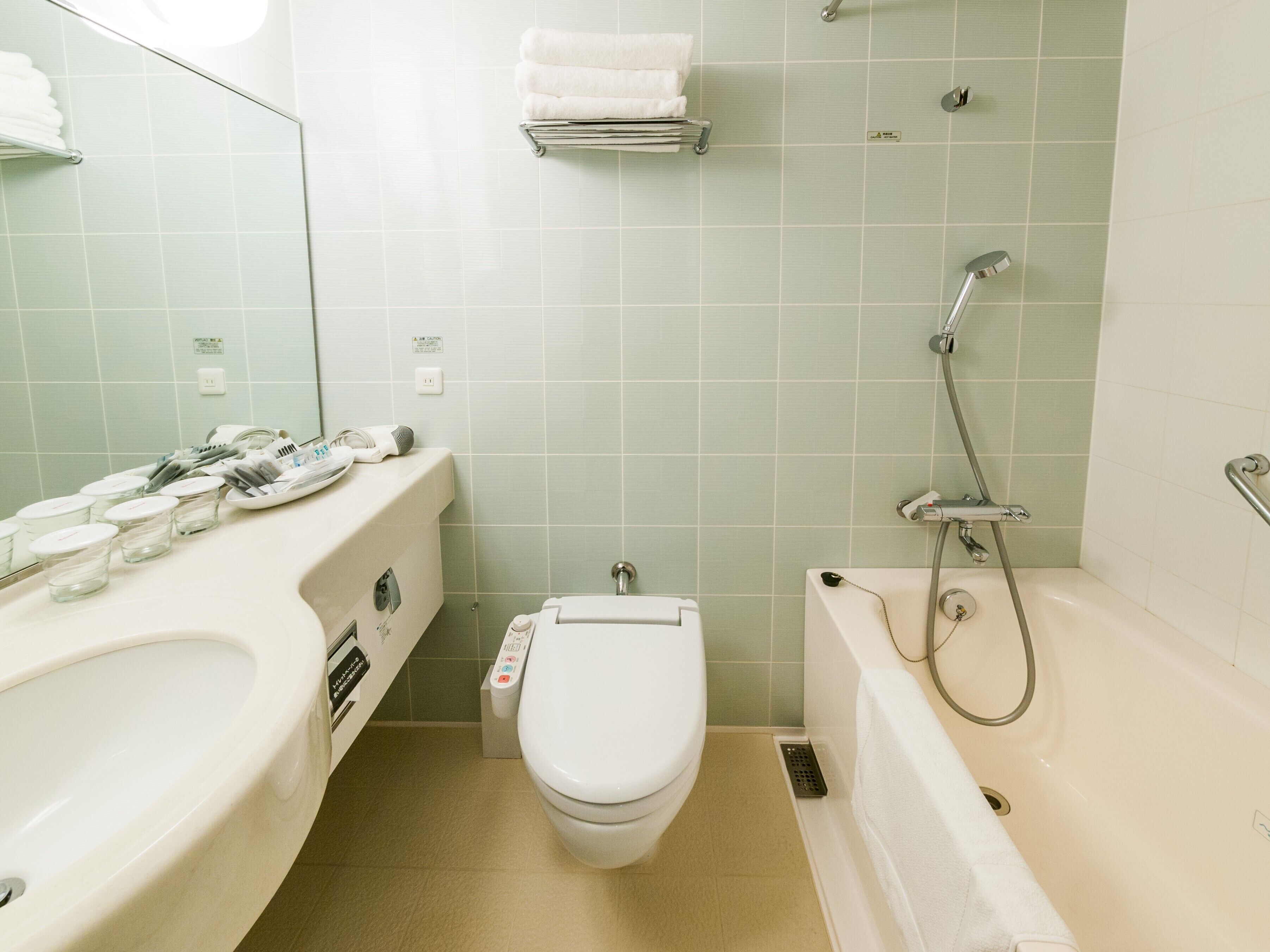 combined shower/bathtub, hydromassage showerhead, free toiletries