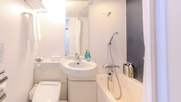 Combined shower/tub, hydromassage showerhead, free toiletries