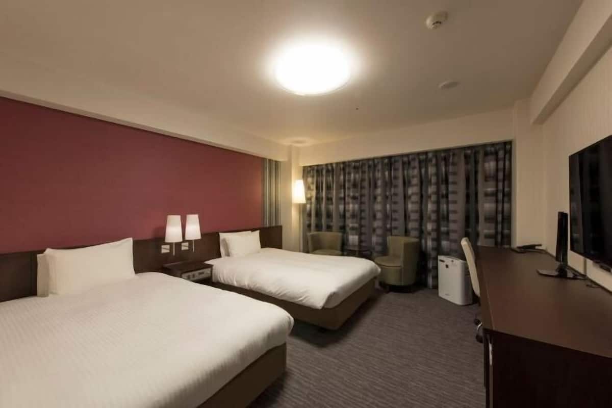 Escritorio, cortinas blackout, wifi gratis y ropa de cama