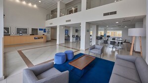 A spacious lobby with a reception desk, seating area, and a mezzanine level. - City Express by Marriott Minatitlan (Minatitlán)