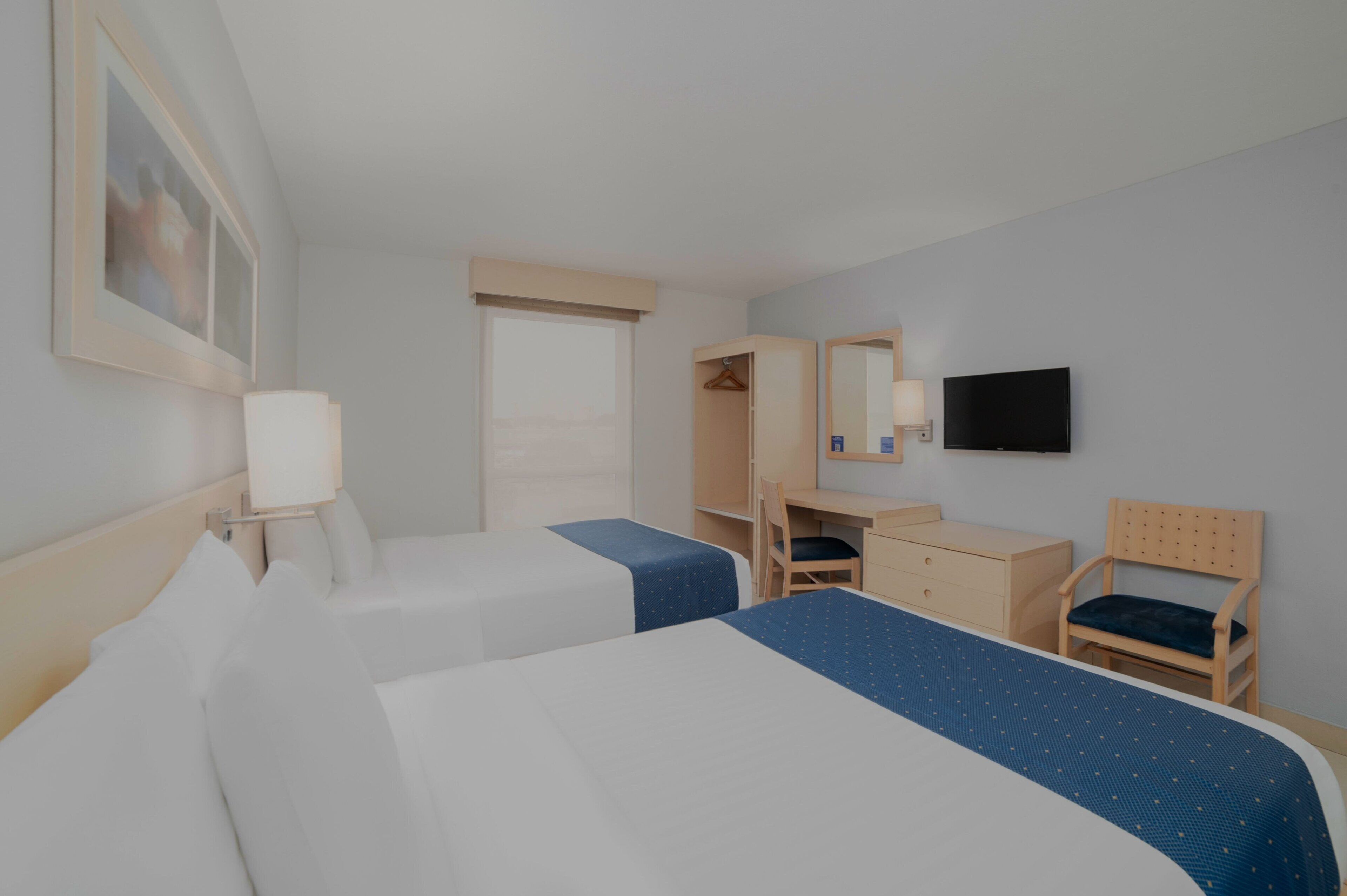 Habitación, 2 camas matrimoniales | Escritorio, tabla de planchar con plancha y wifi gratis 