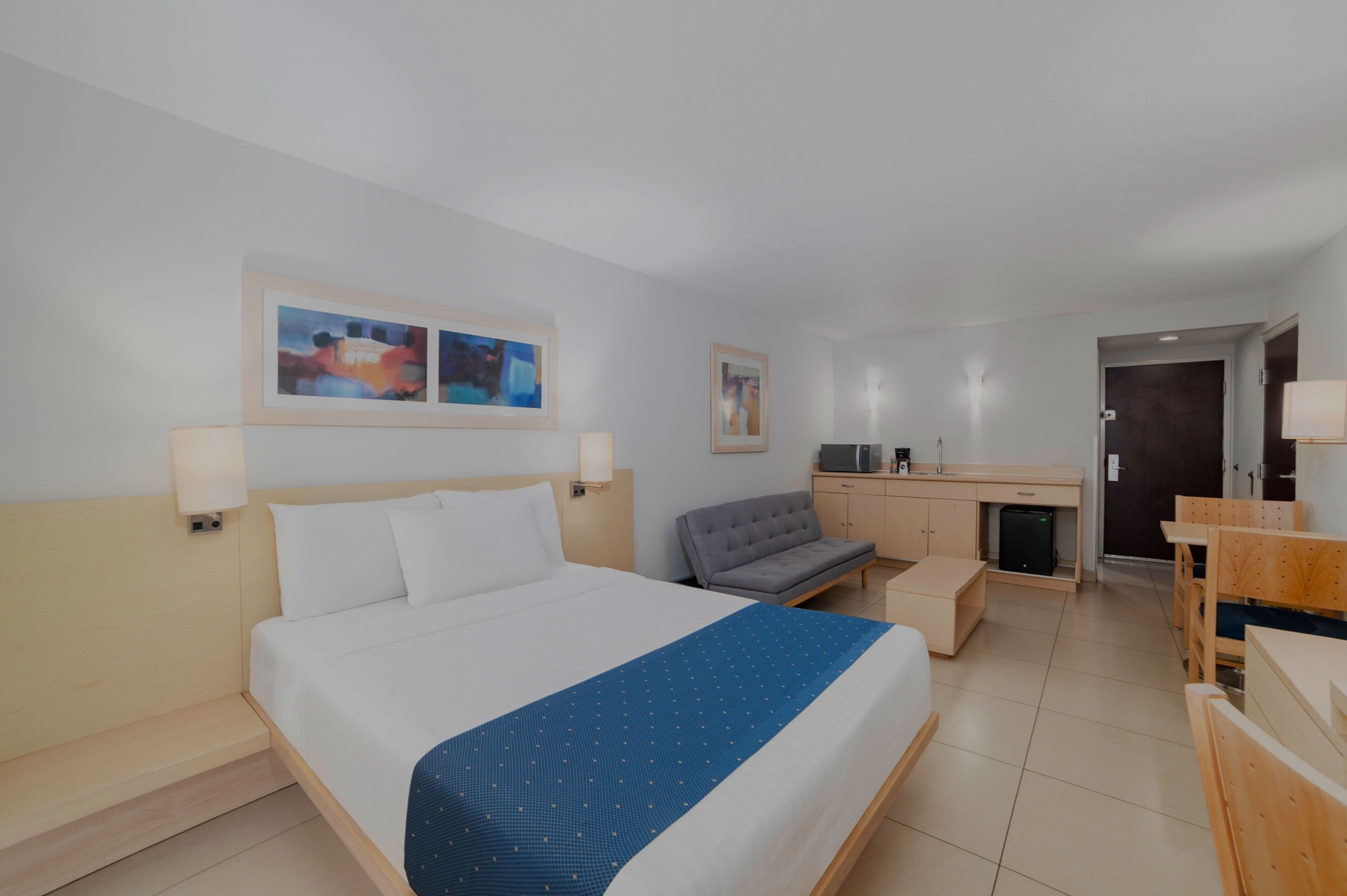 Suite, 1 cama Queen size y sofá cama | Escritorio, tabla de planchar con plancha y wifi gratis 