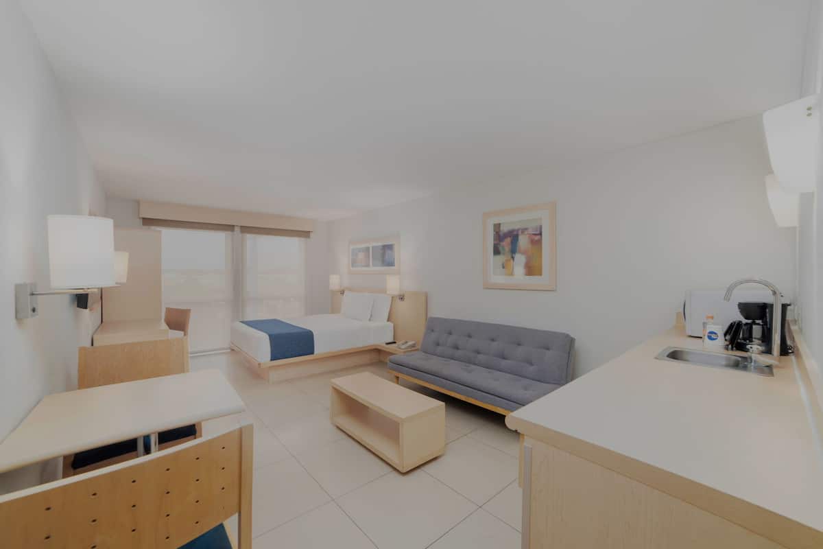 Suite, 1 queensize-seng med sovesofa | Skrivebord, strykejern/-brett og wi-fi (inkludert)
