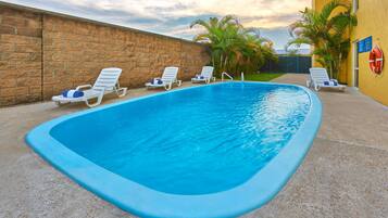 Una piscina al aire libre