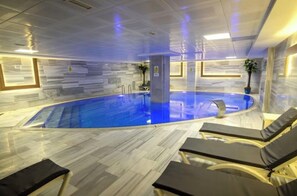 Piscine couverte, cabanons gratuits