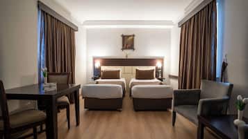 Standard-Doppel- oder -Zweibettzimmer | Hochwertige Bettwaren, Minibar, Zimmersafe, Schreibtisch
