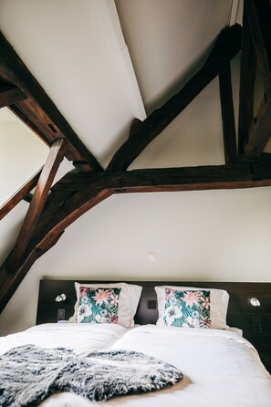 Classic Double or Twin Room | Hypo-allergenic bedding, minibar, desk, laptop workspace