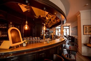 朝食、ランチ、ディナー、ブランチに営業
