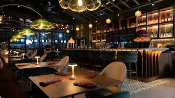 2 restaurants, breakfast served