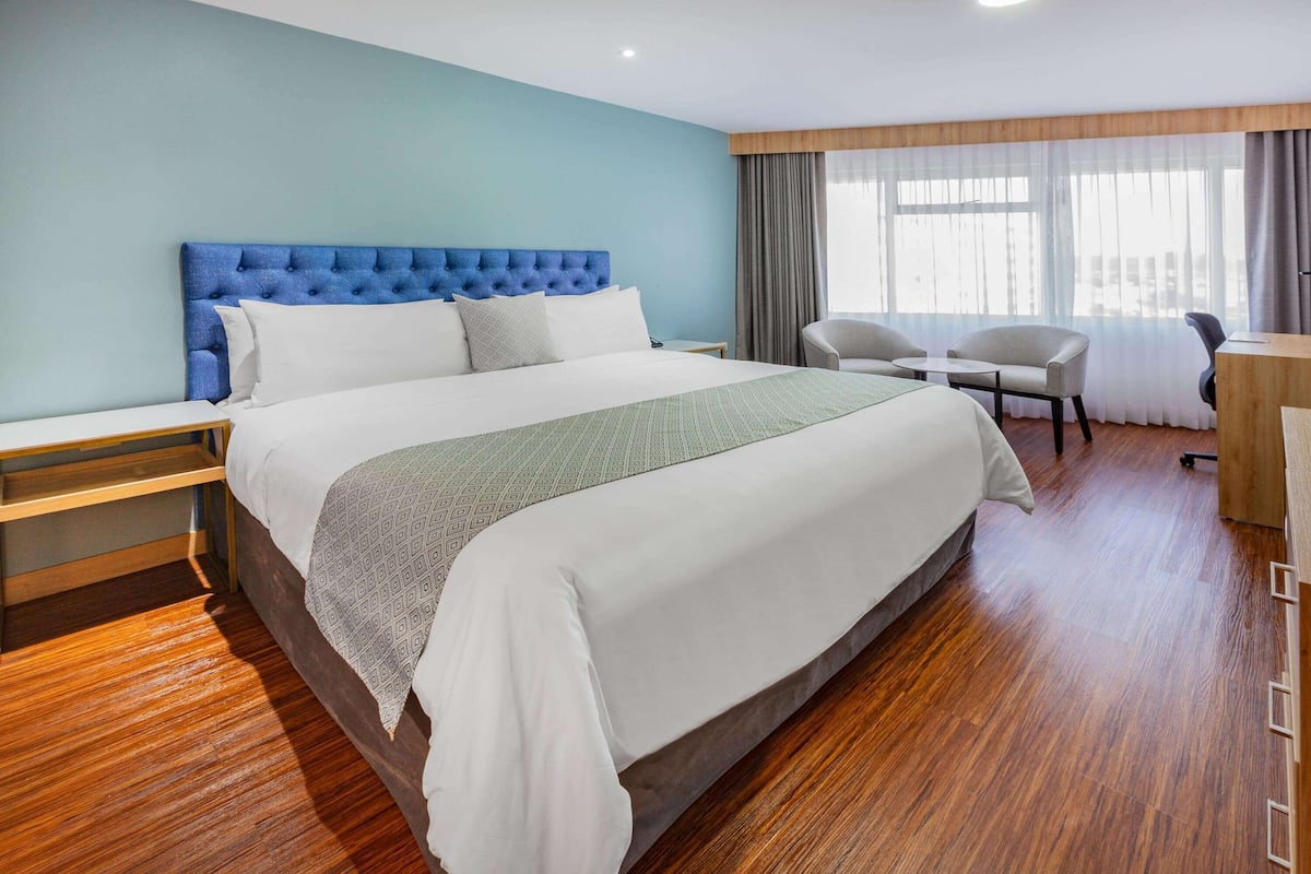 Luxe beddengoed, een minibar, een kluis op de kamer, een bureau