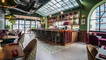 2 restaurantes; se sirven desayunos