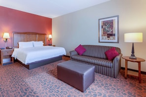 Room, 1 King Bed, Non Smoking | Living area