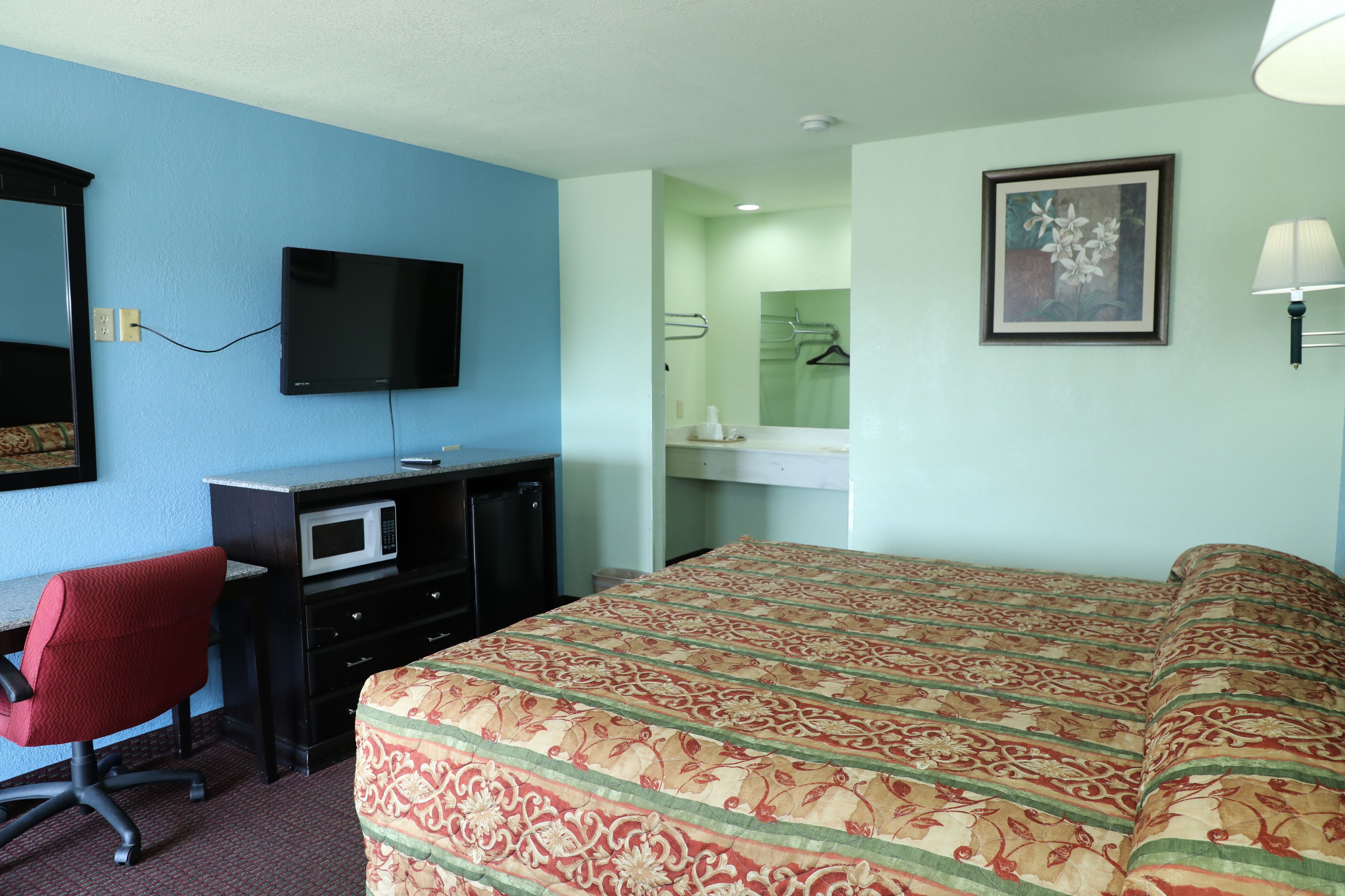 書桌、免費 Wi-Fi、床單、鬧鐘