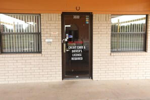Property entrance - Budget Inn (Stephenville)