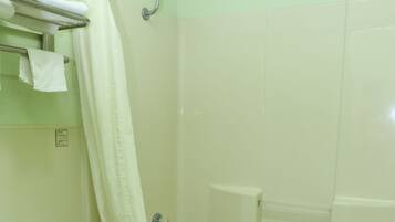 Combined shower/tub, free toiletries, towels