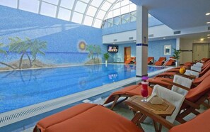 Innenpool, geöffnet von 08:00 Uhr bis 20:00 Uhr, Liegestühle