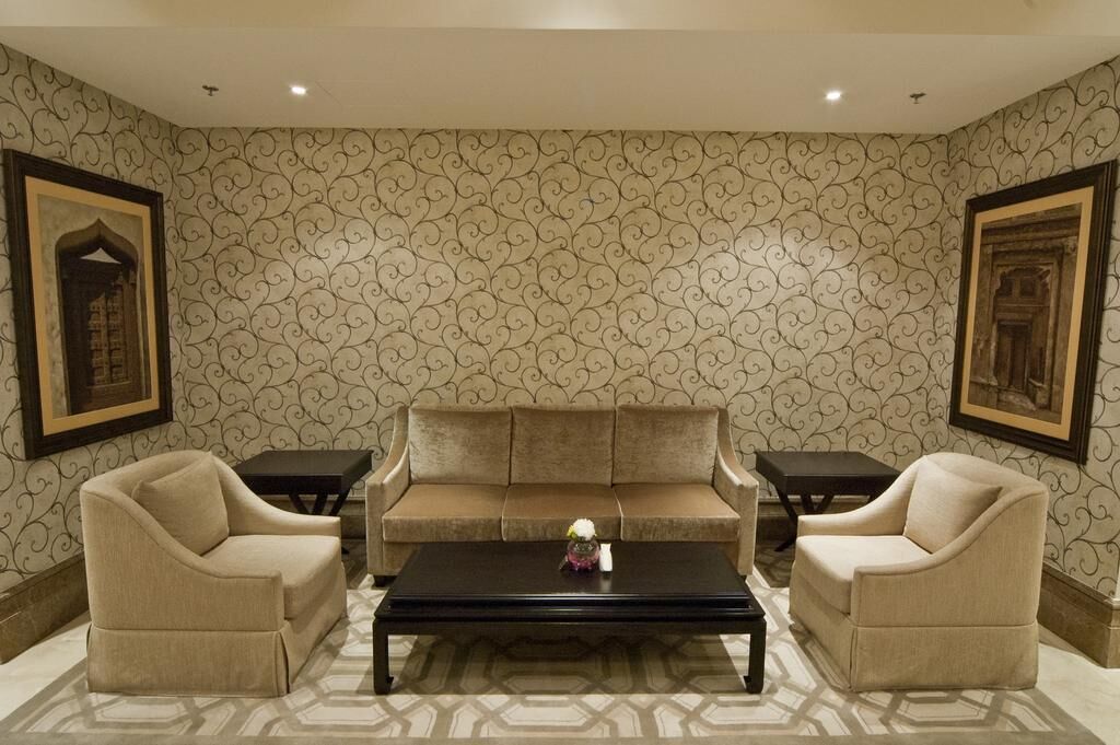 serves lunch and dinner