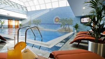 Innenpool, geöffnet von 08:00 Uhr bis 20:00 Uhr, Liegestühle