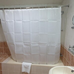 Combined shower/bathtub, free toiletries, hair dryer, bathrobes - Ivory Hotel Apartments (Abu Dhabi)