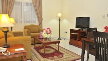 Apartamento, 1 quarto, vista para a cidade | Sala de estar | TV LCD 32 polegadas com canais via satélite, TV