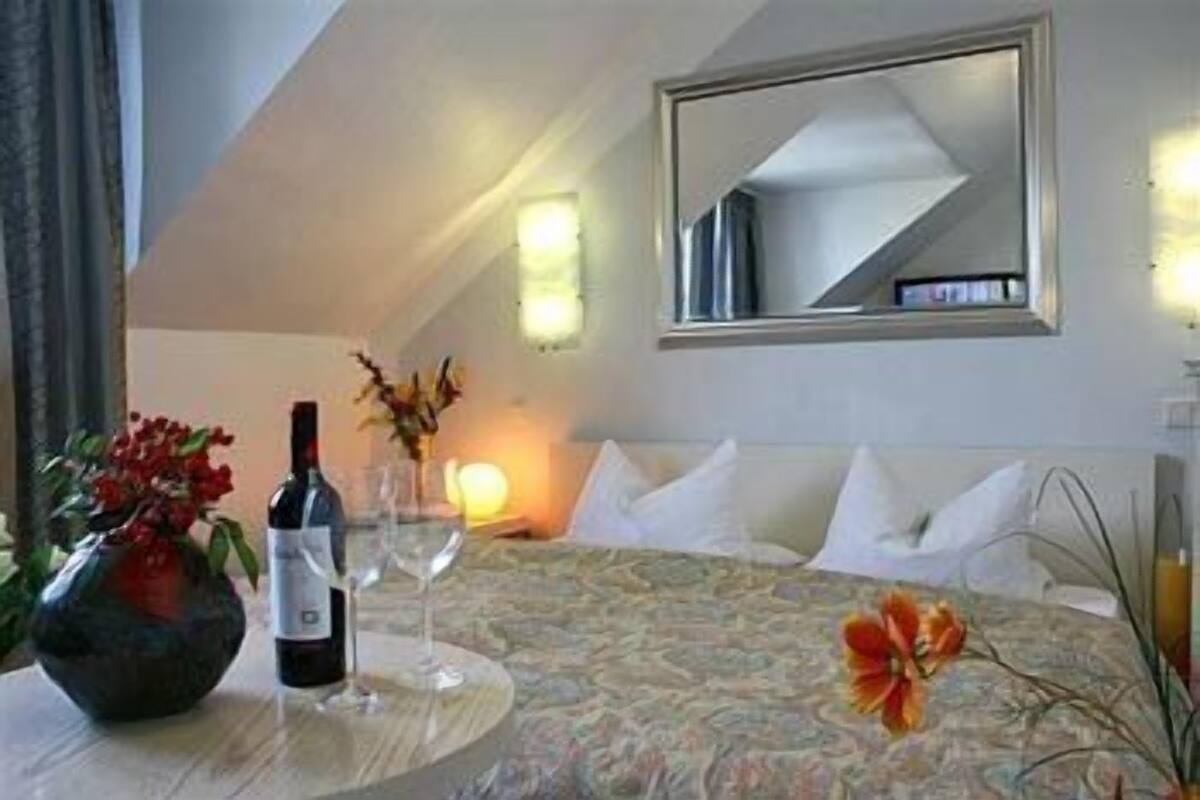 Economy Twin Room | Minibar, in-room safe, desk, iron/ironing board