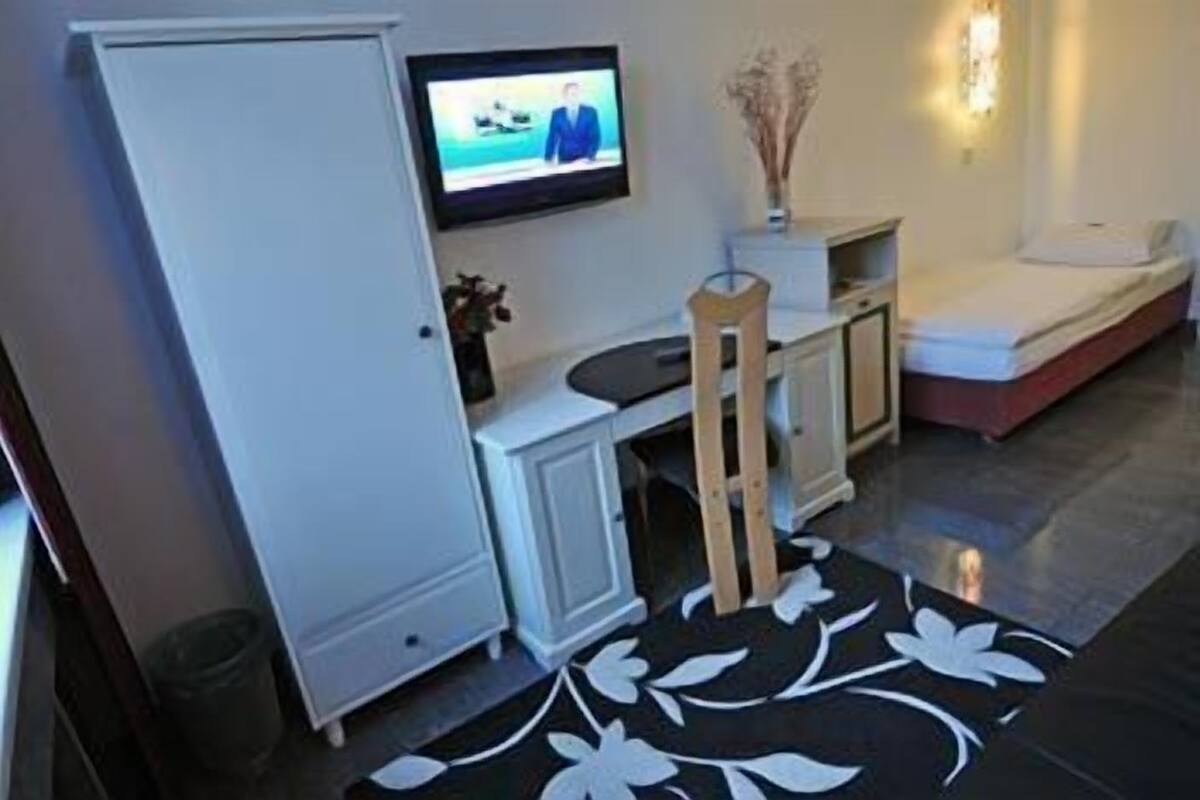 Single Room | Minibar, in-room safe, desk, iron/ironing board