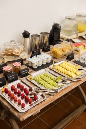 Daily buffet breakfast (EUR 9 per person)