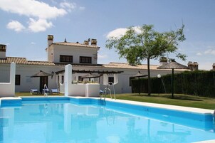 Piscina externa sazonal, guarda-sóis, espreguiçadeiras