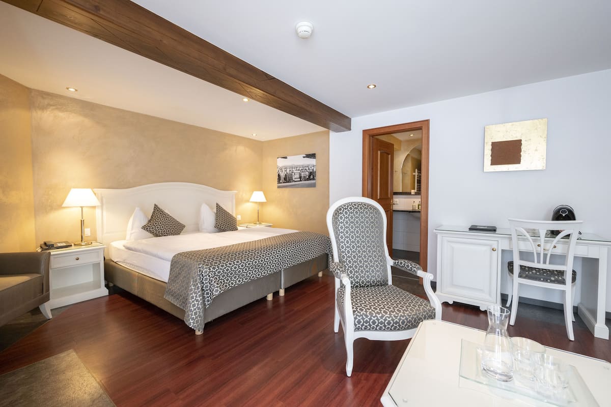 Suite junior, balcón | 2 habitaciones, caja de seguridad en la habitación y escritorio