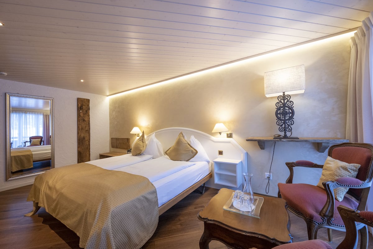 Superior-Doppelzimmer, Balkon | 2 Schlafzimmer, Zimmersafe, Schreibtisch, schallisolierte Zimmer