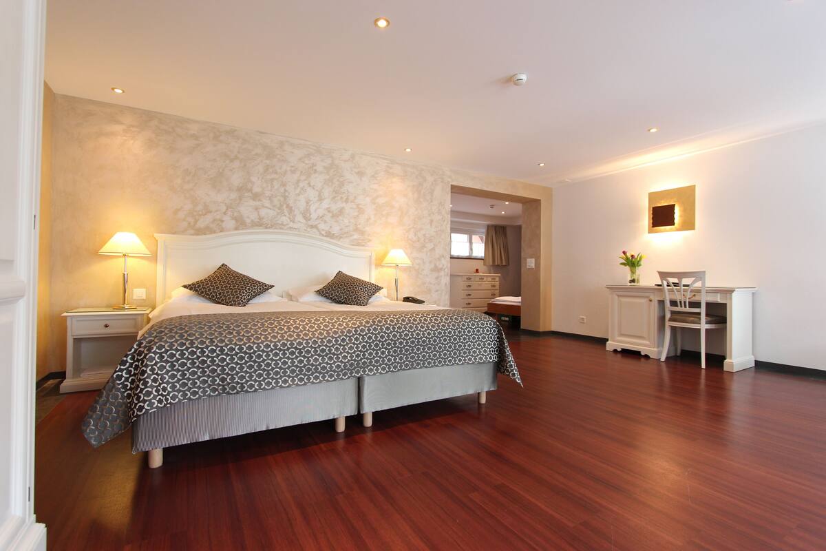 Seiler Suite with Balcony | ตู้นิรภัยในห้องพัก, โต๊ะทำงาน, ห้องเก็บเสียง, เปล/เตียงเด็กอ่อน (ฟรี)
