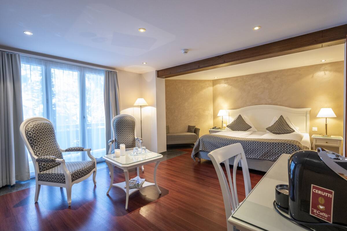 junior suite, balcony | 2 bedrooms, in-room safe, desk, soundproofing