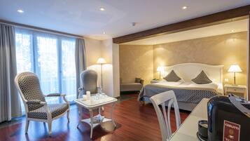 2 chambres, coffres-forts dans les chambres, bureau